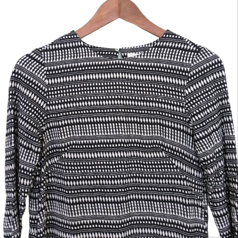 H&M long-sleeve black and white shift dress with keyhole back
